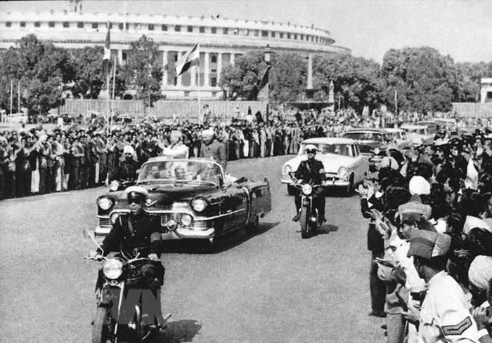  Nhân dân Thủ đô New Delhi chào mừng Chủ tịch Hồ Chí Minh sang thăm hữu nghị Ấn Độ (4/2/1958). (Ảnh: Tư liệu/TTXVN) 