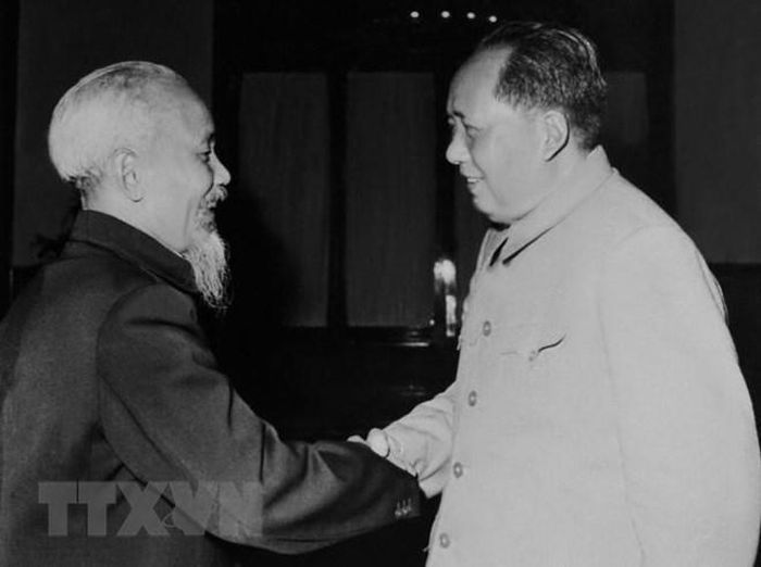 Chủ tịch Hồ Chí Minh gặp và hội đàm với Chủ tịch Mao Trạch Đông, ngày 2/11/1960 tại Bắc Kinh, trong chuyến thăm Trung Quốc từ ngày 2-4/11/1960. (Ảnh: TTXVN) 
