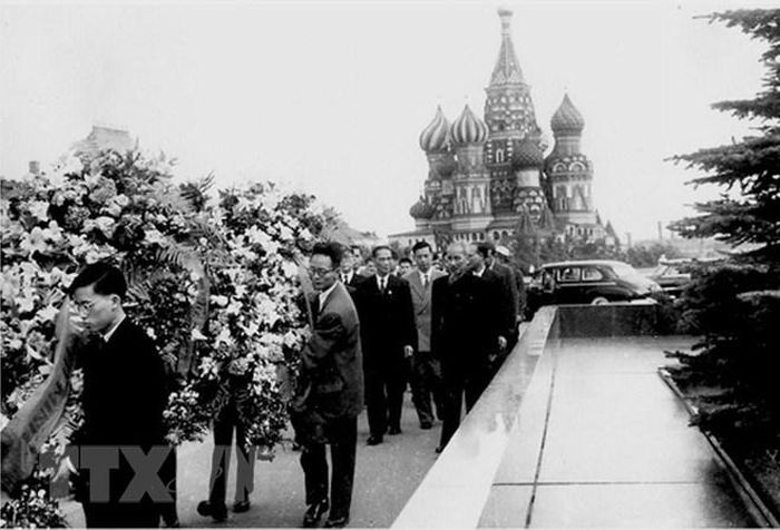  Chủ tịch Hồ Chí Minh vào Lăng viếng V.I. Lenin, ngày 2/11/1957, trong chuyến thăm Liên Xô. (Ảnh: Tư liệu/TTXVN phát) 