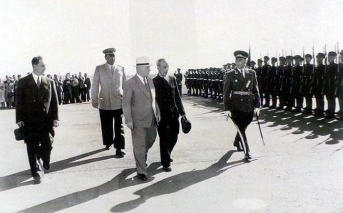  Chủ tịch Đoàn Chủ tịch Xô viết Tối cao Liên Xô Kliment Voroshilov chủ trì Lễ đón Chủ tịch Hồ Chí Minh thăm hữu nghị chính thức Liên Xô, tại sân bay Moskva, ngày 12/7/1955. (Ảnh: Tư liệu/TTXVN phát) 