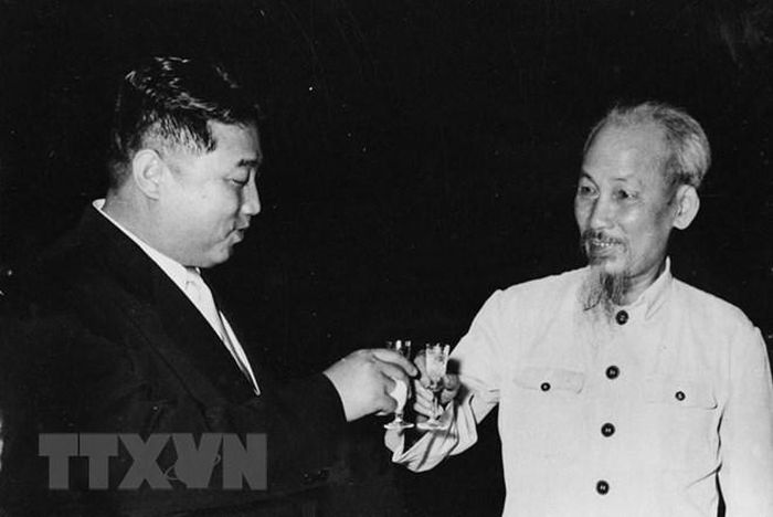  Tối 8/7/1957, tại Thủ đô Bình Nhưỡng, Thủ tướng Kim Nhật Thành mở tiệc chiêu đãi Chủ tịch Hồ Chí Minh và Đoàn đại biểu cấp cao Đảng, Nhà nước Việt Nam thăm hữu nghị CHDCND Triều Tiên từ ngày 8-12/71957. (Ảnh: TTXVN) 