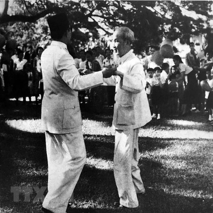  Chủ tịch Hồ Chí Minh khiêu vũ cùng Tổng thống Sukarno trong chuyến thăm Indonesia (2/1959). (Ảnh: Tư liệu/TTXVN phát) 