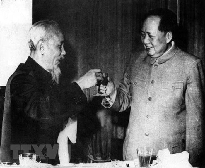  Chủ tịch Hồ Chí Minh và Chủ tịch Mao Trạch Đông nâng ly chúc tình hữu nghị Việt Nam-Trung Quốc mãi mãi xanh tươi, đời đời bền vững, tháng 8/1957. (Ảnh: Tư liệu/TTXVN) 