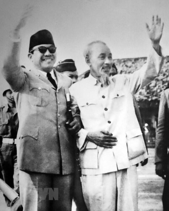  Tổng thống Indonesia Sukarno đón Bác Hồ thăm chính thức Indonesia, tháng 2/1959. (Ảnh: Tư liệu/TTXVN phát) 
