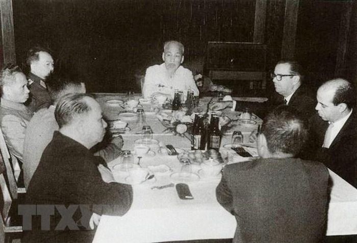  Chủ tịch Hồ Chí Minh tiếp Chủ tịch Cuba Osvaldo Dorticos tại nhà sàn trong Phủ Chủ tịch, ngày 29/10/1966. (Ảnh: Tư liệu/TTXVN phát) 