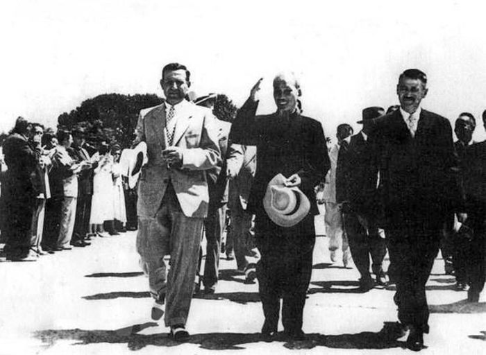 Chủ tịch Hồ Chí Minh thăm Anbani, các đồng chí lãnh đạo Đảng và Nhà nước Albania đón người tại sân bay Tirana, tháng 8/1957. (Ảnh: Tư liệu/TTXVN phát) 