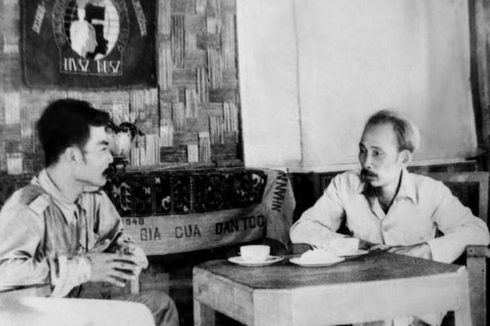  Chủ tịch Hồ Chí Minh tiếp Chủ tịch Lào Souphanouvong tại chiến khu Việt Bắc, năm 1958. (Ảnh: Tư liệu TTXVN) 