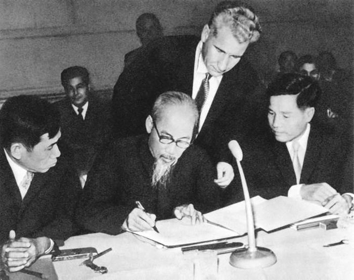  Chủ tịch Hồ Chí Minh ký tuyên bố chung tại Hội nghị 81 Đảng Cộng sản và Công nhân quốc tế họp ở Moskva (11/1960). (Ảnh: Tư liệu/TTXVN phát) 