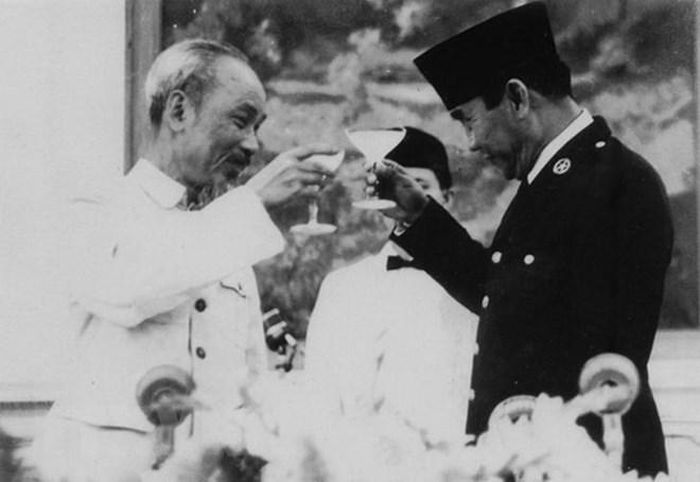  Chủ tịch Hồ Chí Minh và Tổng thống Sukarno nâng ly chúc mừng tình hữu nghị tốt đẹp giữa hai nước, trong chuyến thăm Indonesia (2/1959). (Ảnh: Tư liệu/TTXVN phát) 