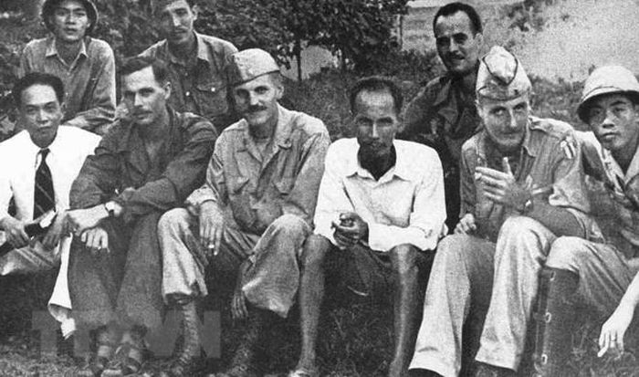  Chủ tịch Hồ Chí Minh (giữa) và Đại tướng Võ Nguyên Giáp (ngoài cùng bên trái) với các nhân viên của Cơ quan Tình báo chiến lược Mỹ (OSS) - tiền thân của Cục Tình báo Trung ương Mỹ (CIA) lập kế hoạch phối hợp hành động chống Nhật tại Việt Bắc, năm 1945. (Ảnh: Tư liệu/TTXVN phát) 