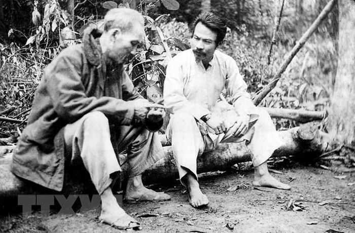  Chủ tịch Hồ Chí Minh nói chuyện với Hoàng thân Lào Souphanouvong tại Việt Bắc, năm 1951. (Ảnh: Tư liệu/TTXVN phát) 