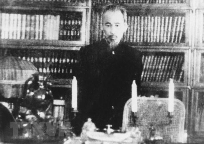  Chủ tịch Hồ Chí Minh thăm phòng làm việc của V.I. Lenin ở Điện Kremli, trong chuyến thăm nghị chính thức Liên Xô (13/7/1955). (Ảnh: Tư liệu/TTXVN phát) 