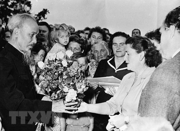  Chủ tịch Hồ Chí Minh với người dân làng Lidice (Tiệp Khắc), nơi bị tàn phá trong chiến tranh thế giới thứ 2 (18/7/1957). (Ảnh: TTXVN) 