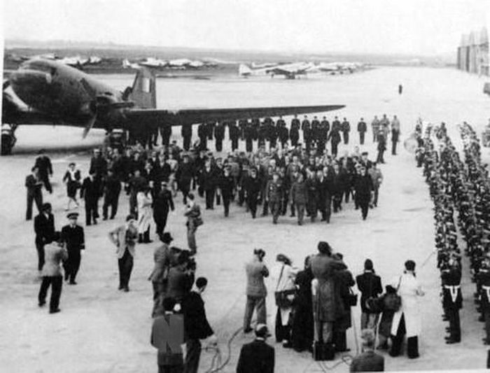  Chuyến thăm Pháp theo lời mời của Chính phủ Pháp kéo dài hơn 4 tháng (31/5-20/10/1946) của Chủ tịch Hồ Chí Minh với tư cách là nguyên thủ quốc gia của nước Việt Nam Dân chủ cộng hòa, giữa lúc đất nước đang đứng trước bao thử thách hiểm nguy là một trong những hoạt động đối ngoại quan trọng nhất của Chính phủ Việt Nam trong những năm 1945 - 1946 để cứu vãn nền hòa bình trong khi thực dân Pháp đang quyết tâm xâm lược Việt Nam một lần nữa. Lễ đón Chủ tịch Hồ Chí Minh tại sân bay Le Bourget (chiều 22/6/1946). (Ảnh: Tư liệu/TTXVN phát) 