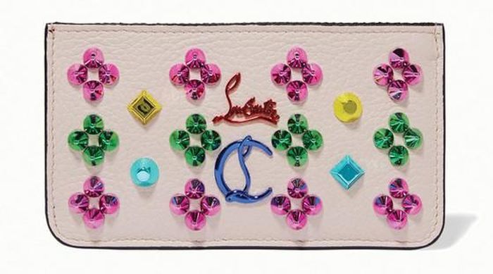 Giá: 16,3 triệu đồng trên christianlouboutin.com. 