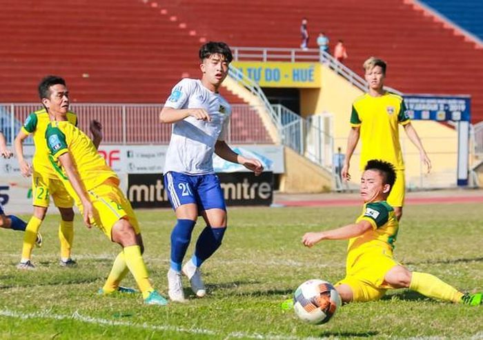 CLB Huế (giữa) nằm trong số đội gặp bất lợi với lịch thi đấu hiện tại