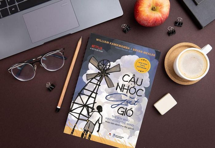  Độc giả có thể theo dõi lại hành trình William Kamkwamba mang điện về làng qua cuốn sách Cậu nhóc gặt gió vừa được xuất bản tại Việt Nam. Ảnh: Huy Hoàng Bookstore. 