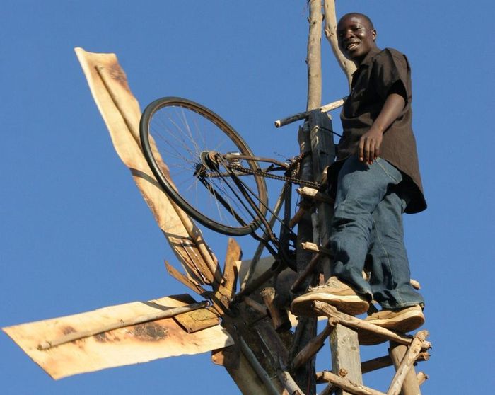  William Kamkwamba trên chiếc cối xay gió tự chế đầu tiên của mình. Ảnh: Medium. 