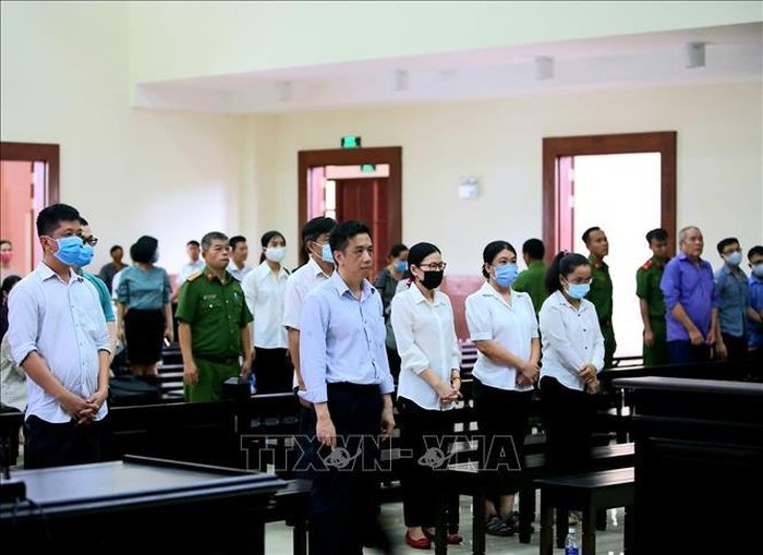 7 bị cáo nghe tuyên đọc bản án. Ảnh: TTXVN