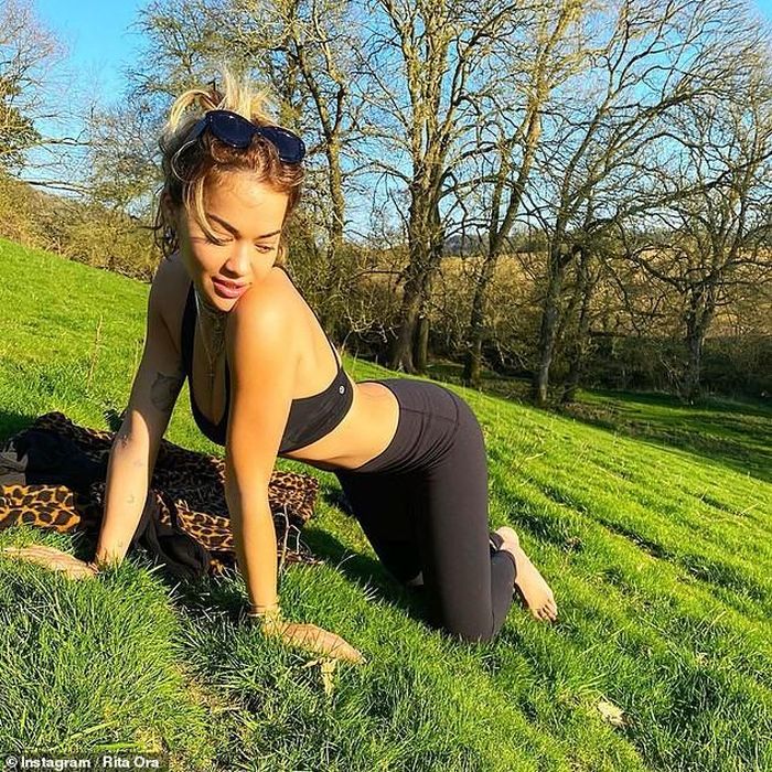 Ảnh nữ ca sĩ sinh năm 1990 tập yoga trong rừng được cô chia sẻ mới đây cũng tạo dáng "không đâu vào đâu"
