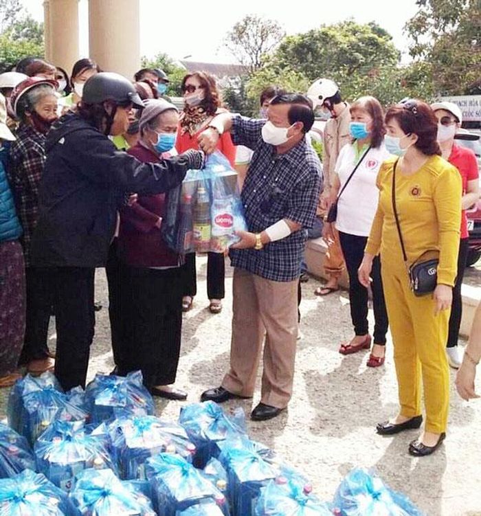 Trao quà cho bà con khó khăn vùng ven Đà Lạt