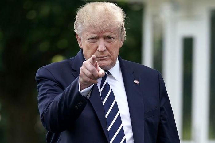  Giới quan sát cho rằng, ông Trump ám chỉ việc ông Triệu Lập Kiên trước đó cho rằng Mỹ đang cố gắng bôi nhọ và đổ lỗi cho Trung Quốc để "tung hỏa mù" khi chính Washington đã xử lý dịch bệnh yếu kém. 