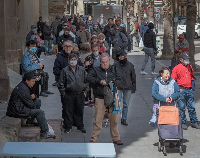  Người dân chờ đợi nhận súp gà ở Barcelona, Tây Ban Nha. Ảnh: NYT. 