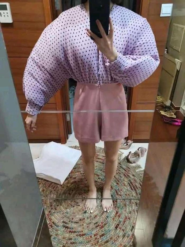 Hình ảnh của cô gái này từng được chia sẻ nhiều trên các diễn đàn. Vì khác chất vải và phom dáng, bộ đồ gồm áo mỏng bồng bềnh cùng quần shorts màu hồng nữ tính mà cô nhận biến thành thảm họa. Dù có dáng người thon gầy tương đồng với người mẫu cũng không thể cứu nổi thiết kế này. 