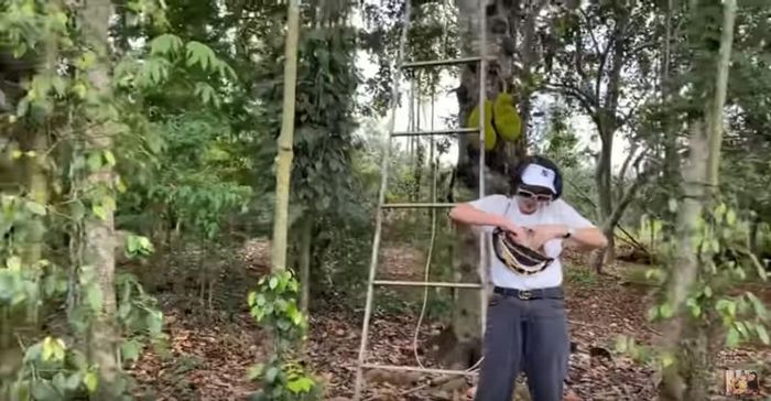 Trang Trần rút hầu bao 500 ngàn đồng cho người chị em vì thua cuộc.