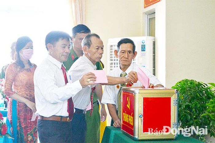 Đại hội Đảng bộ xã Đồi 61 tiến hành bầu trực tiếp Bí thư Đảng ủy xã. Ảnh: P.Hằng