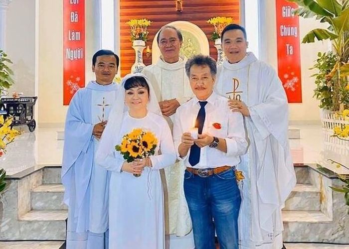  Vợ chồng Hương Lan ở lễ hôn phối. 