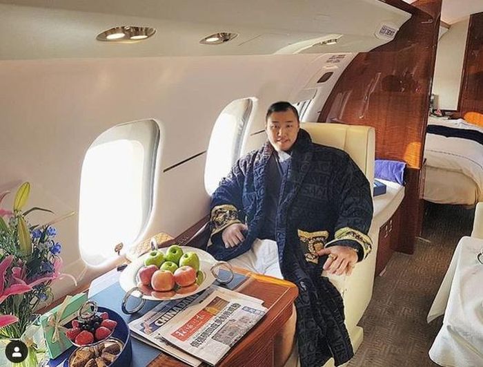 "Hulk phiên bản Hàn Quốc" có thói quen chia sẻ cuộc sống xa hoa với người hâm mộ. Trang cá nhân của anh tràn ngập những bức hình chụp trên du thuyền, máy bay riêng hoặc những địa điểm dành cho giới siêu giàu. Năm 2017, anh từng được truyền thông ca ngợi là một tỷ phú sau những bức hình chụp cùng ca sĩ Lindsay Lohan.
