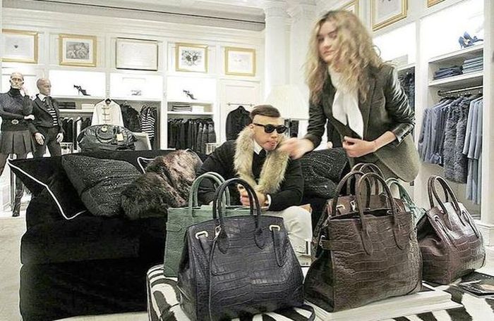  Trong một bàn phỏng vấn, Ha còn cho biết anh đang làm kinh doanh ở Moscow và Dubai. Anh có dự định xây dựng vài hộp đêm và một nhà hàng sang trọng nhất thế giới.