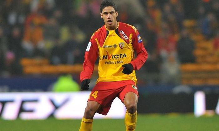  Có mối quan hệ sâu rộng ở Pháp, Wenger nhanh chóng nhận ra tài năng của Raphael Varane khi cầu thủ còn chơi ở Lens. Năm 2011, Arsenal đưa ra đề nghị cho Lens nhưng cầu thủ đã chọn Real. “Lẽ ra chúng tôi đã có thể mua được Varane ở Lens, thật tiếc”, Wenger nói vào năm 2013. 