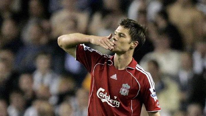 Năm 2009, Arsenal liên tục chèo kéo Xabi Alonso khi HLV trưởng Liverpool, Rafael Benitez muốn mua Gareth Barry thay tiền vệ người Tây Ban Nha. Alonso bộc lộ ý định sang Arsenal. Tuy nhiên, thương vụ bất thành vì Barry sang Man City và Alonso phải ở lại. 