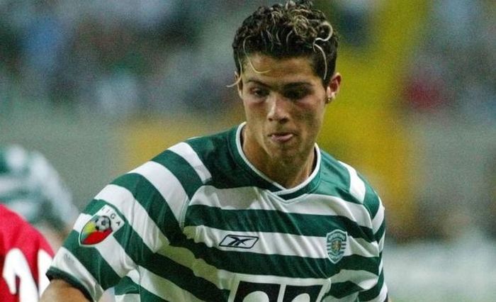  Arsenal từng có cơ hội tuyển mộ Cristiano Ronaldo từ Sporting Lisbon ở mùa giải 2002/03. Tháng 11/2002, Ronaldo đã được Wenger mời sang London, thăm cơ sở vật chất và trò chuyện cùng ông. Tuy nhiên, MU sau đó trả giá gấp 3 lần Arsenal và mua được cầu thủ. "Tôi ân hận cả đời vì không mua được Ronaldo, và để cậu ấy sang MU", Wenger tiết lộ vào năm 2014.