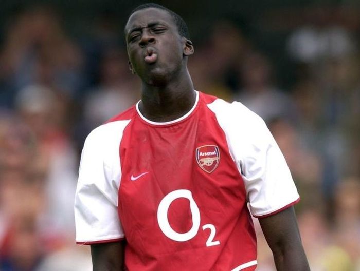  Năm 2003, Yaya Toure thậm chí đã ra sân trong trận giao hữu giữa Arsenal với Barnet. Tuy nhiên, rắc rối trong việc xin giấy phép lao động khiến đôi bên không thể thực hiện vụ chuyển nhượng. Toure sau đó tới Ukraine đầu quân cho Metalurh Donetsk. 