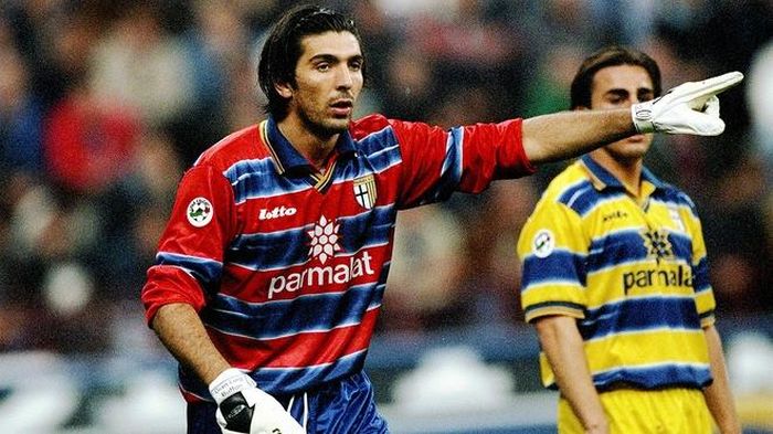  Vào năm 1998, thời điểm còn thi đấu cho Parma, Gianluigi Buffon đã có bữa ăn tối thân mật với HLV Wenger. Arsenal và HLV người Pháp rất muốn chiêu mộ Buffon. Đến cuối cùng, Juventus đã vào cuộc và chấp nhận chi 32 triệu bảng cho Buffon, số tiền kỷ lục thế giới cho một thủ môn ở thời điểm đó. 