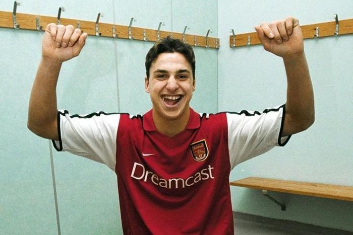  Năm 2001, khi đang khoác áo Malmo, Ibrahimovic được HLV Wenger mời đến Arsenal thử việc. Các bức ảnh chụp sau này cho thấy Ibra đã mặc trang phục của “Pháo thủ” vào năm 2000. Sau này Ibra phát biểu anh từ chối Arsenal vì không muốn phải thử việc và đã chọn Ajax. 