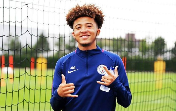  Năm 2017, trước khi Sancho đến Dortmund, Arsenal và Wenger đã nhìn ra tiềm năng của tiền vệ này. “Arsenal và tôi đã muốn đưa Sancho về Arsenal từ lò đào tạo của Man City, khi cậu ấy không được ra sân. Tôi đã cố gắng hết mức vì cậu ấy có tiềm năng quá lớn”, Wenger chia sẻ vào năm 2020. 