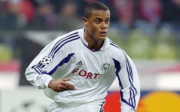  Vincent Kompany là cái tên khác từng được Wenger quan tâm, thời điểm trung vệ người Bỉ còn chơi cho Anderlecht. Tuy nhiên, đến năm 2008 Arsenal thất bại trong vụ này khi để Kompany đến Man City.