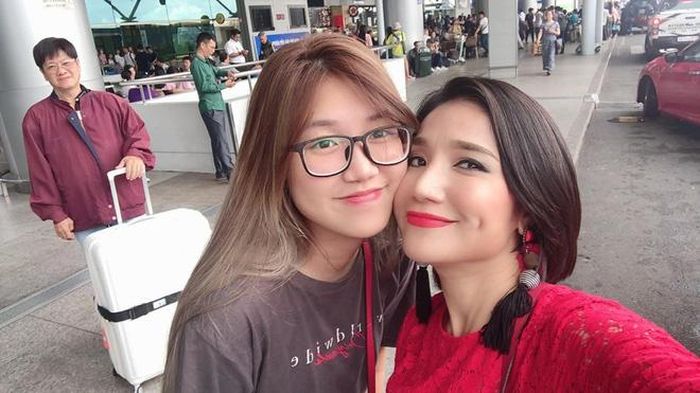  Đầu tháng 3 vừa qua, diễn viên Cát Tường chia sẻ dòng trạng thái khá dài là lời chúc mừng sinh nhật gửi tới con gái Tường An (tên thật Na Uy) đang học tập và sinh sống tại Australia. Không đơn giản chỉ là lời chúc, từng câu chữ của nữ diễn viên tặng con gái đều mang thông điệp ý nghĩa và nhận được sự yêu thích lớn của khán giả. "Chúc con có một sinh nhật thật vui bên bạn bè của mình, mẹ không bên cạnh con nhưng con thừa biết con là quan trọng nhất với mẹ. Con không cần xuất chúng, tài ba gì… phụ nữ mà cứ 'tệ tệ' tí cũng chẳng sao, biết đâu sau này lại hạnh phúc! Sắc sảo quá như mẹ sẽ khổ chứ hay ho gì", cô viết. 