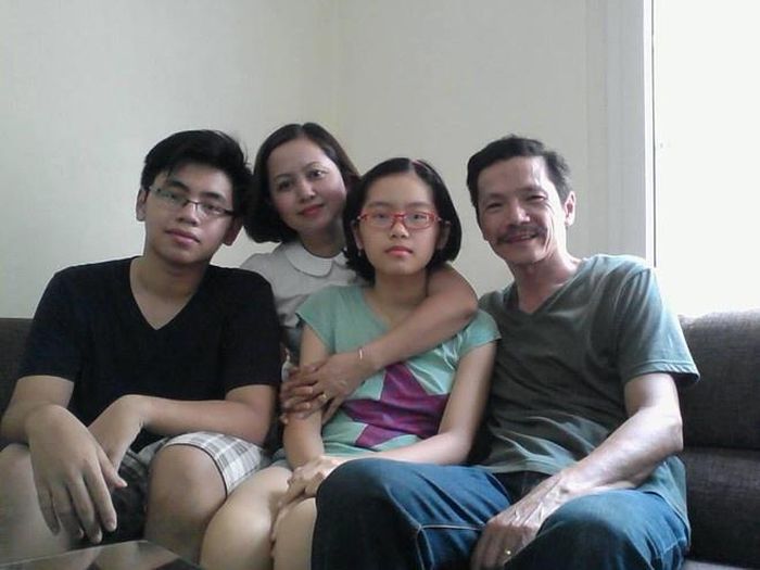  "Kết hôn vốn không phải là cánh cửa mở ra cuộc sống hạnh phúc mãi mãi về sau mà còn giống như khi con giong thuyền ra biển lớn, muốn êm xuôi người lái phải vững vàng. Để hôn nhân hạnh phúc, tình yêu là chính, tỉnh táo là mười. Con gái bố là bình rượu mơ quý nhất đời của bố. Bởi vậy, là chồng của con bố, có thể chưa có nhà, có xe, nhưng phải có ý chí để lo được nhà sang xe đẹp cho tổ ấm của mình, 5 năm chưa được thì 10, 20 năm phải lo được. Có thể chưa giàu vật chất nhưng nhất định phải giàu ý chí. Có như vậy, bố sẽ yên tâm mà trao gửi đi bình rượu mơ quý hóa nhất cuộc đời bố", NSND viết. 