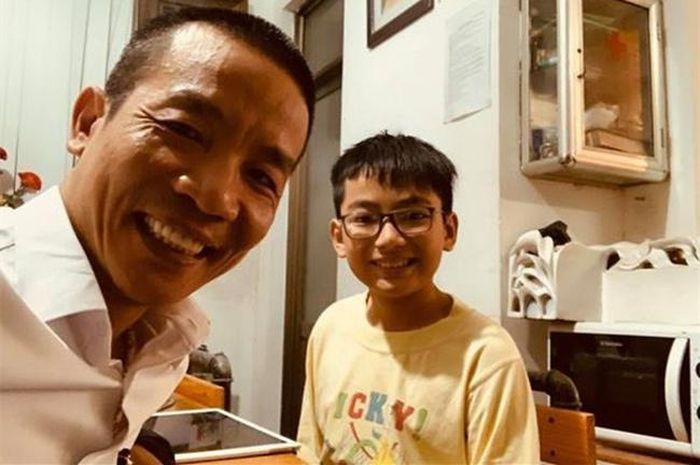  "Trong thư, con đã hứa cùng bạn ấy học thật giỏi cả Toán, Văn, Anh và các môn khác. Phải giữ lời hứa đấy nhé. Đàn ông phải thế. Cũng cần viết thư tay, viết đều viết đẹp như để rèn luyện nội tâm mình. Lá thư của con và cuốn học bạ cấp 1 bố sẽ lưu giữ ở trong két sắt gia đình. Bí mật nhé". Đa số khán giả cho rằng cách trò chuyện, nhắc nhở con trai của nhạc sĩ Vĩnh Tiến vẫn nhẹ nhàng, tình cảm và trẻ trung khiến bé không bị áp lực. 