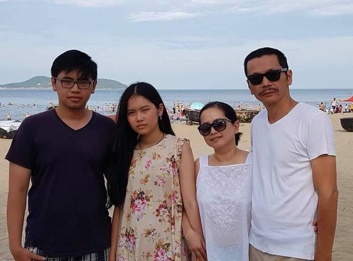 Diễn viên Về nhà đi con không quên dặn dò con gái phải luôn vững vàng, biết cương nhu đúng lúc để gìn giữ hạnh phúc gia đình sau này. Nam nghệ sĩ hy vọng con gái sẽ tìm được đối phương đủ kiên nhẫn để bỏ qua mọi tật xấu, chín chắn, bản lĩnh khi là người trụ cột trong gia đình. Dòng trạng thái của NSND Trung Anh nhanh chóng nhận được sự đồng cảm và chia sẻ lớn của dân mạng. Hiện tại, "bố Sơn" có cuộc sống hạnh phúc bên vợ và hai con. 