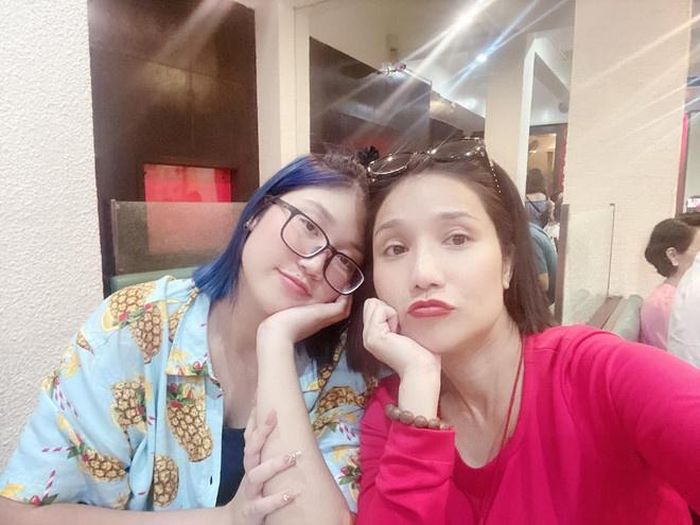  "Rồi sẽ đến lúc con rời xa vòng tay mẹ nhưng mẹ luôn tin con sẽ may mắn và bình an vì cái mà mẹ dành cho con, giáo dục con, để lại cho con là cái tâm, cái đức. Dù con đi đâu vẫn phải nhớ từ đâu con được cuộc sống này, phải có hiếu với ông bà ngoại nha con", nữ diễn viên dặn dò. Từ trước tới nay, tình yêu, "tình bạn" mẹ con của Cát Tường luôn khiến khán giả ngưỡng mộ. Chị cho biết bản thân luôn là mẹ, là bạn của con gái. Chị sẵn sàng lắng nghe mọi chia sẻ buồn, vui của Tường An để có thể thấu hiểu và đồng hành cùng con trên mọi chặng đường. 