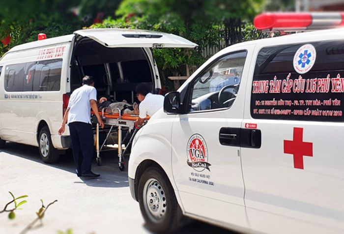 Xe cấp cứu được huy động đến để cấp cứu các nạn nhân.