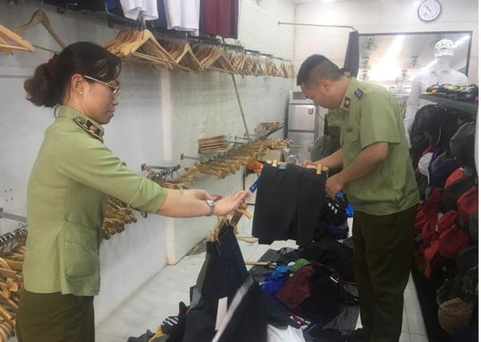  Lực lượng chức năng thu giữ sản phẩm quần áo, giầy, dép, thắt lương, túi xách, ví, kính đeo mắt thời trang... có dấu hiệu giả mạo các nhãn hiệu thời trang và sản phẩm quần, áo các loại chưa xuất trình được hóa đơn.