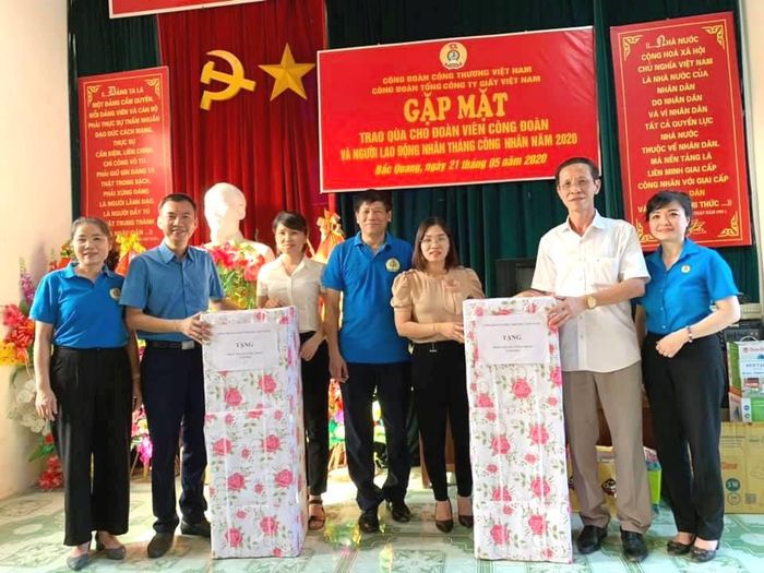 Thay mặt Công đoàn Công Thương Việt Nam, Phó Chủ tịch Vũ Trường Sơn tặng cây nước cho các đơn vị