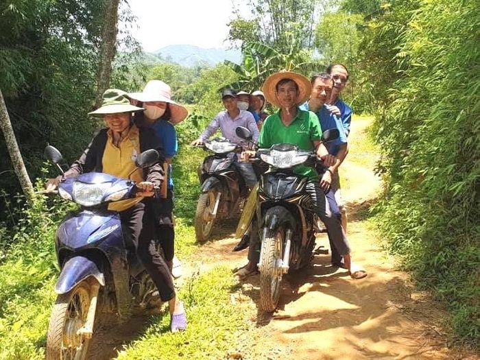 Nắng đến vàng cả cây cỏ, nhưng con đường này phải tăng bo bằng xe máy